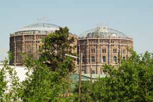 1593 Wien, umgebaute Gasometer, Wohnungen, Einkaufszentrum